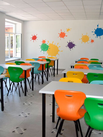 Стілець пластиковий "Феліса" V-подібний каркас